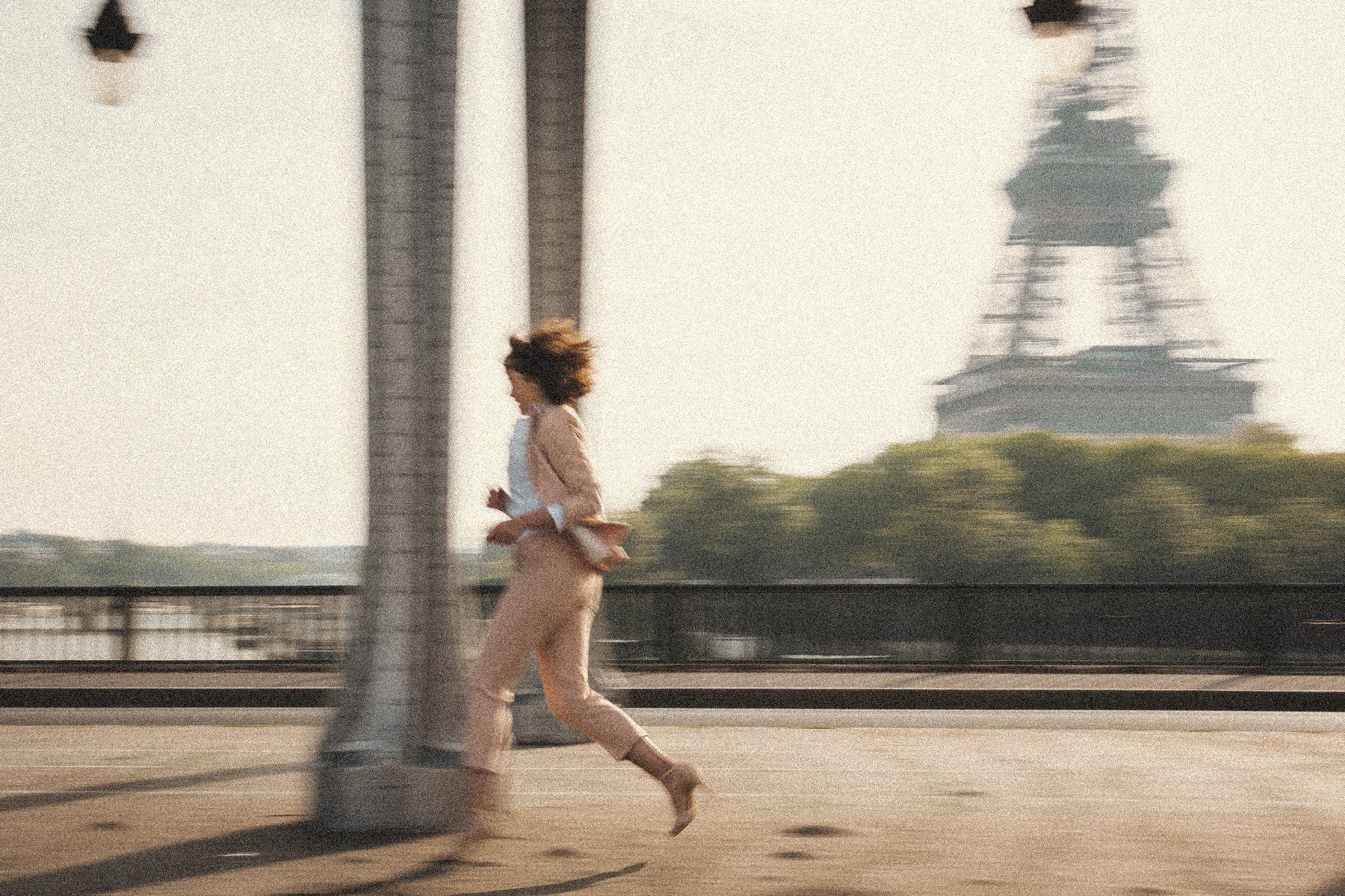 Aliya running across the Bir-Hakeim bridge, Eiffel Tower behind